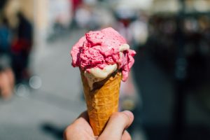 Come si fa il gelato artigianale in Villa Campestri Olive Oil Resort -Descrizione immagine Il cono artigianale preparato in una delle migliori gelaterie della toscana